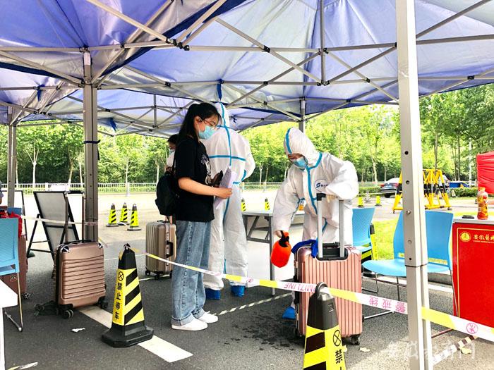 安徽醫科大學臨床醫學院組建青年師生志愿服務工作隊迎接首批返校學生(圖1)