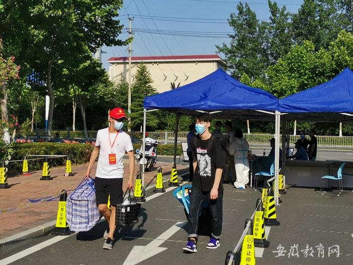 安徽醫科大學臨床醫學院組建青年師生志愿服務工作隊迎接首批返校學生(圖2)