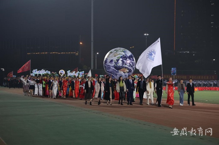 8.安徽師范大學校運會地理與旅游學院方隊.jpg